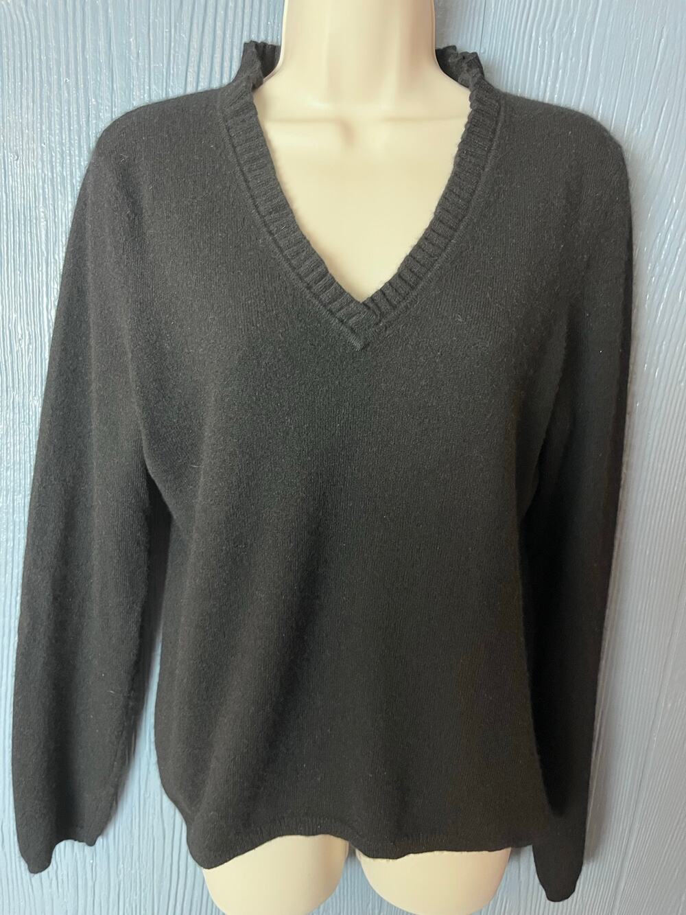 Saks Fifth Avenue Cashmere Sweater L Black V-Neck Knit Pullover Quiet Luxury